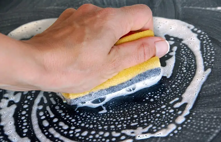 bleach cleaning your kitchen sponge