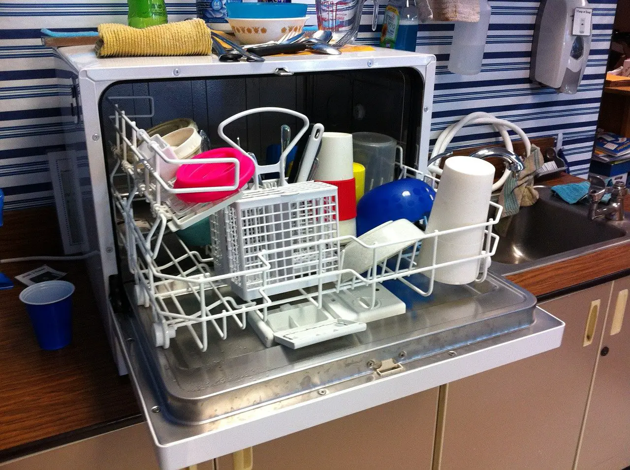 How to Fix Smelly Dishwasher